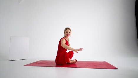 Schöne-Junge-Frau-In-Roter-Sportkleidung-Macht-Yoga--Oder-Pilates-Übungen-Auf-Weißem-Hintergrund.
